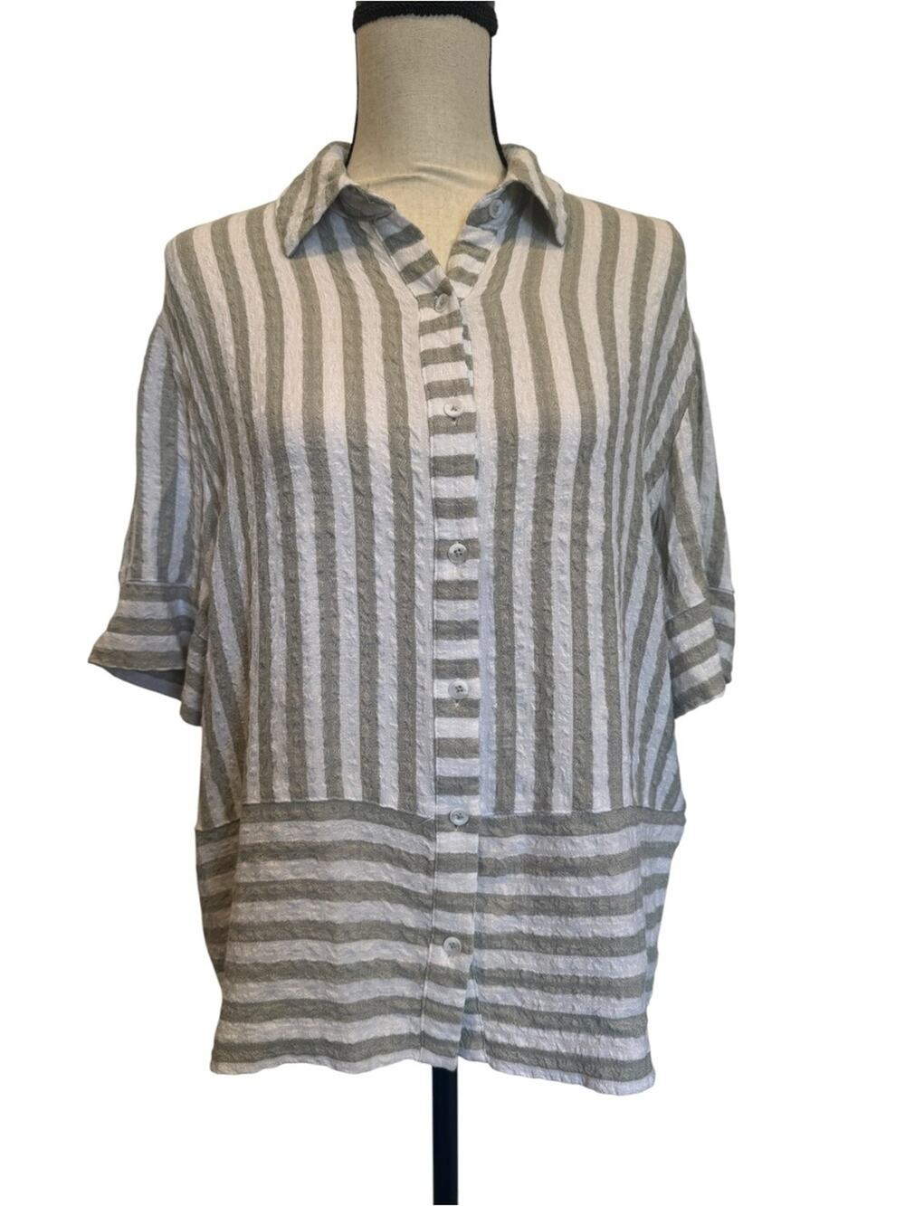 Jane + Delancey Striped Crinkle Button Front Shirt Green & White Striped Size M